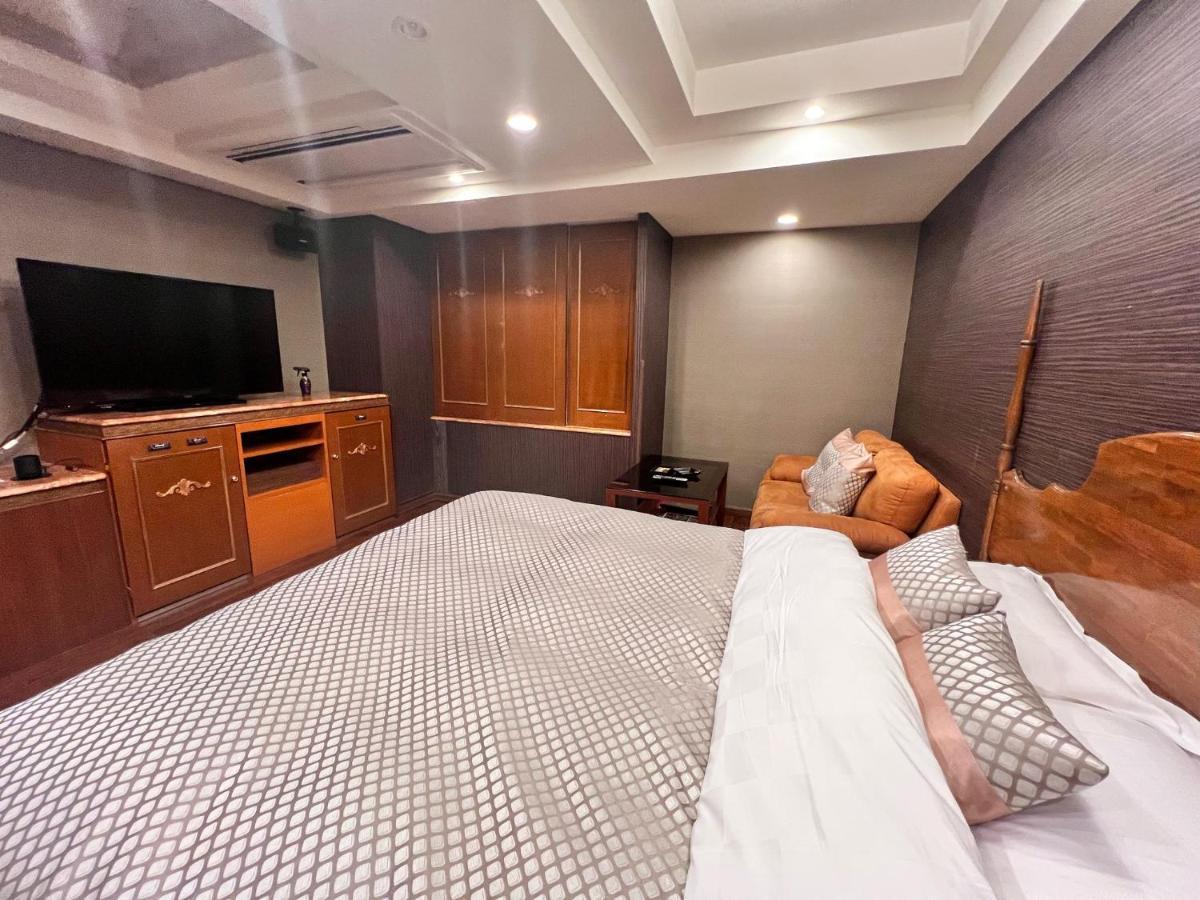 Hotel Crystal Gate Nagoya - Couple Hotel (Adults Only) Ngoại thất bức ảnh