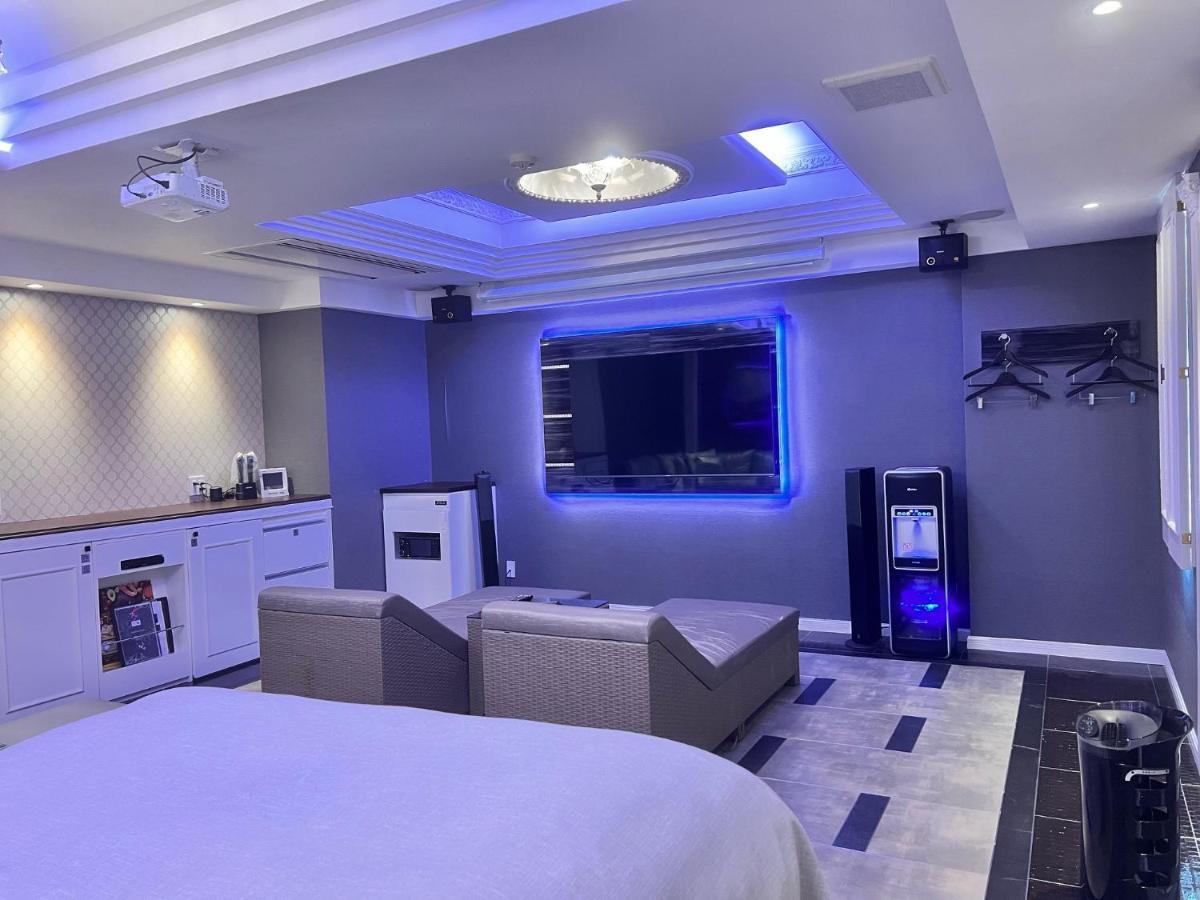 Hotel Crystal Gate Nagoya - Couple Hotel (Adults Only) Ngoại thất bức ảnh